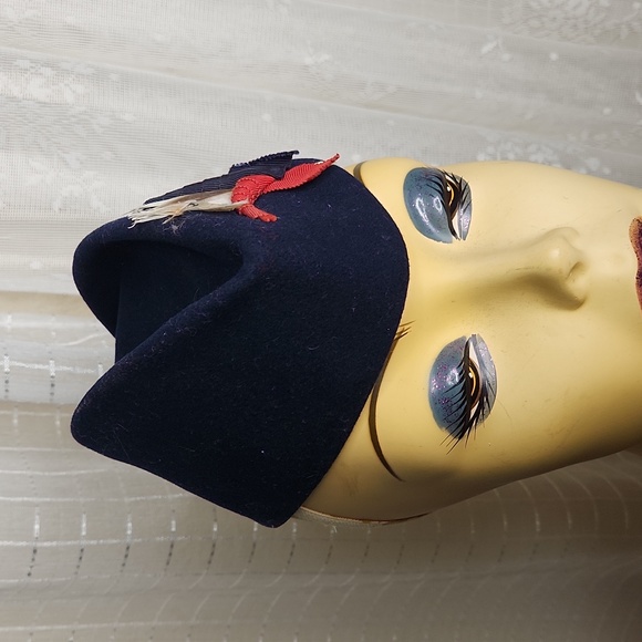 Vintage Midcentury 40s 50s navy blue felt tilt hat - Picture 4 of 8